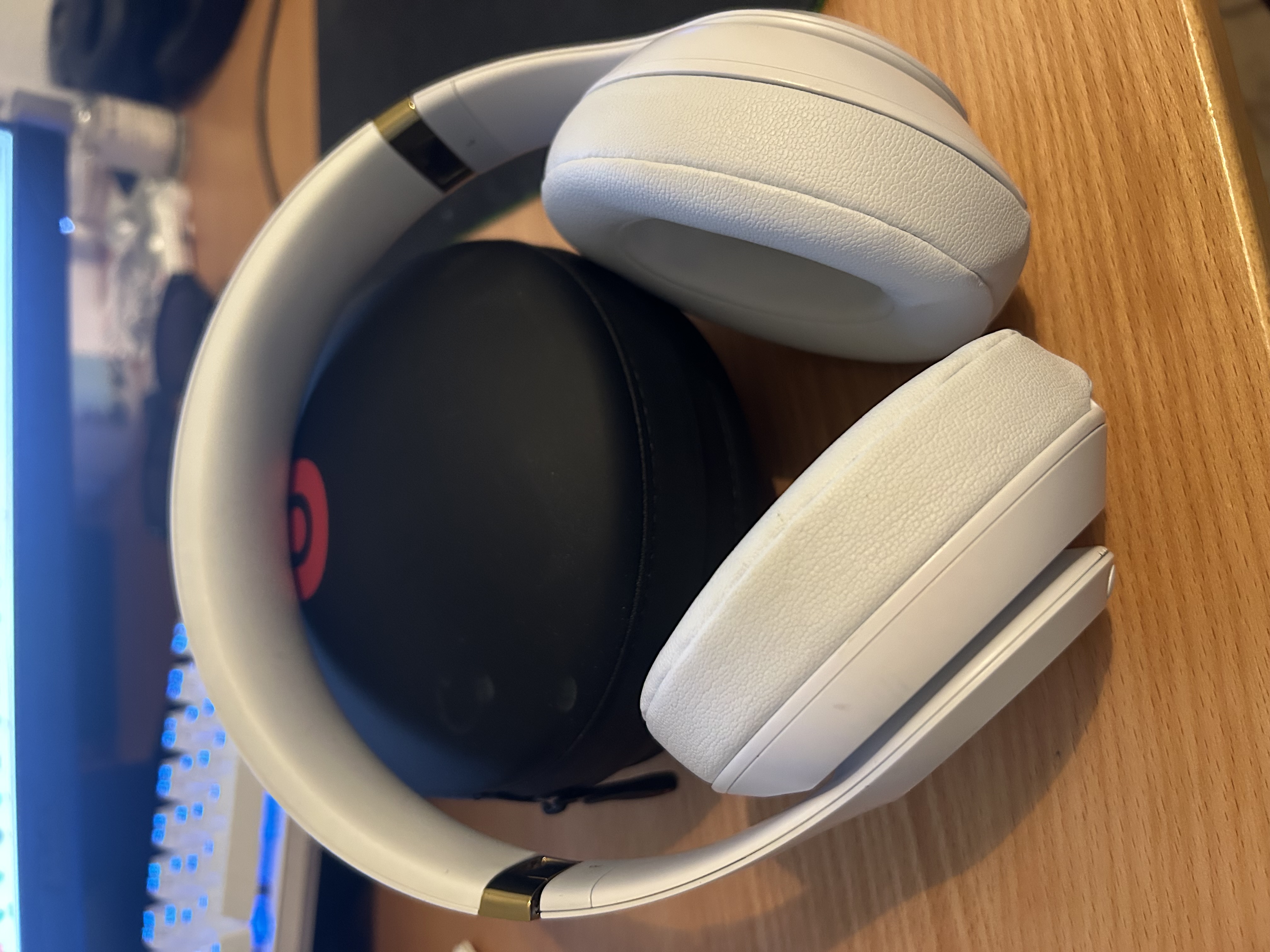 White and gold beats studio 3 (wireless)