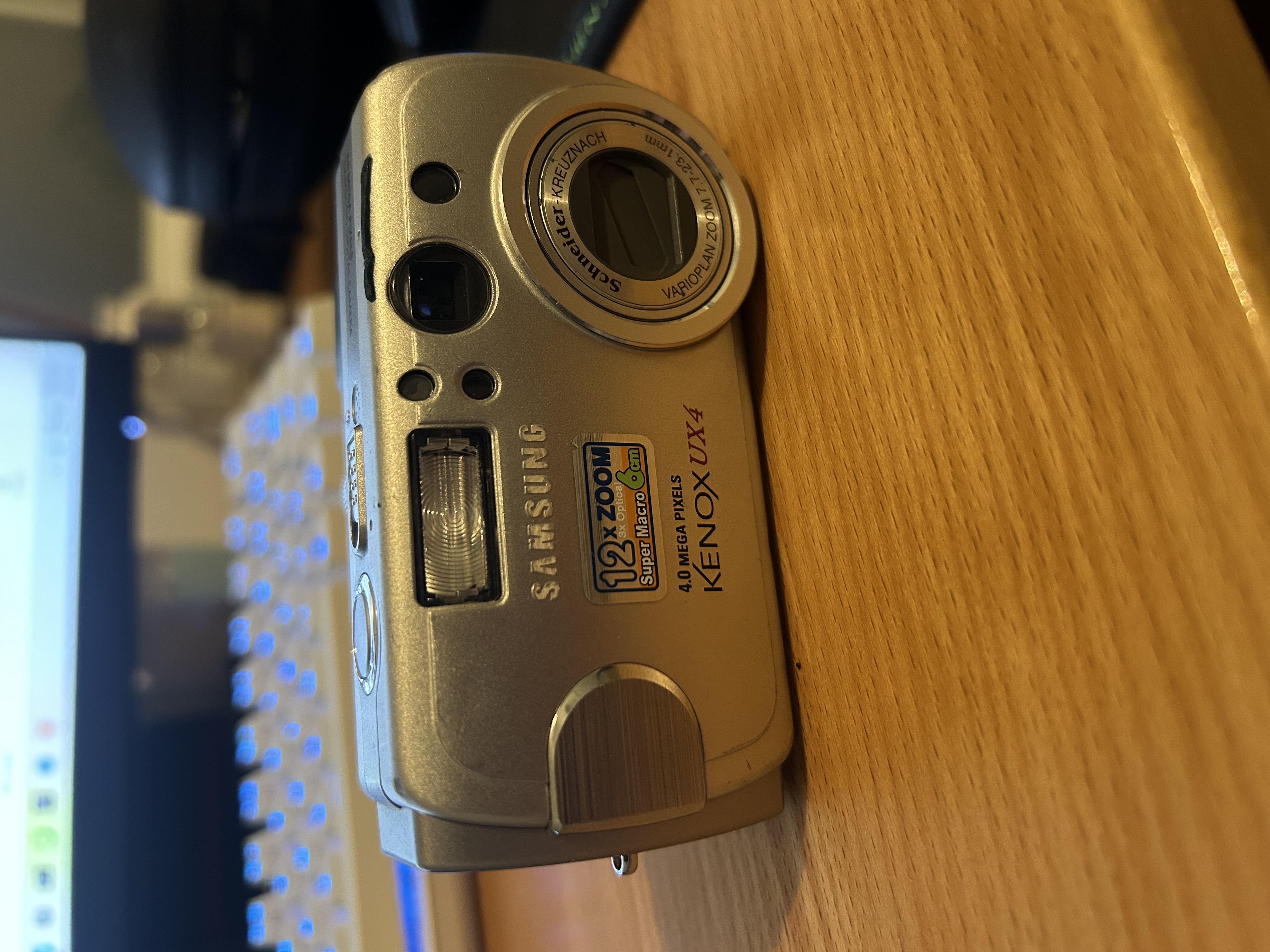 Samsung Kenox UX4 digital camera 2004